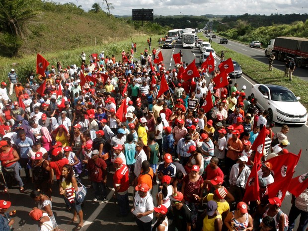 SALVADOR: Militantes do Movimento dos Trabalhadores Sem-terra (MST) bloquearam o quilômetro 603 da BR-324, no sentido Salvador (BA), durante ato contra o impeachment da presidente Dilma Rousseff (Foto: Luciano da Matta/Agência A Tarde/Estadão Conteúdo)