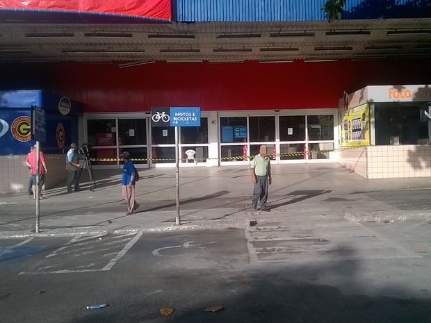 Caixa eletrônico foi explodido dentro deste hipermercado, em Campina Grande (Foto: Mário Aguiar/TV Paraíba)