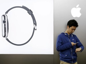 Consumidor japonês configura Apple Watch após adquiri-lo em loja de Tóquio. (Foto: Toru Hanai/Reuters)