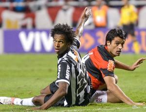 Gonzalez e Jô na partida do Flamengo contra o Atlético-MG (Foto: Ag. Estado)