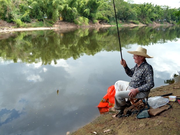 Aposentado pesca em Rio Piracicaba (Foto: Fernanda Zanetti/G1)