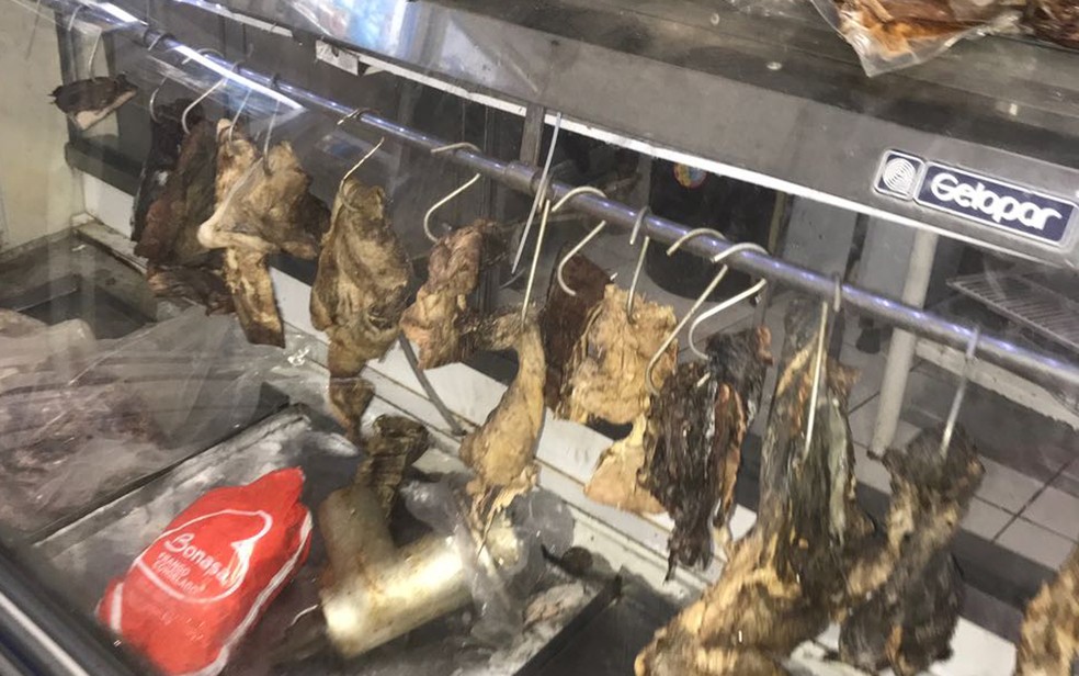Carne podre exposta para venda no balcão do supermercado. (Foto: Divulgação/PCDF)
