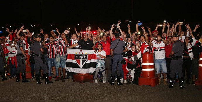 Torcida do São Paulo Aeroporto Guarulhos (Foto: Rubens Chiri/saopaulofc.net)