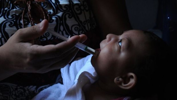 Com 6 meses, Nívea tem problemas respiratórios e toma anticonvulsivos (Foto: Paulo Paiva|BBC)
