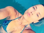 Ô, calor! Carolina Dieckmann posa de biquíni na piscina: 'Renovada'