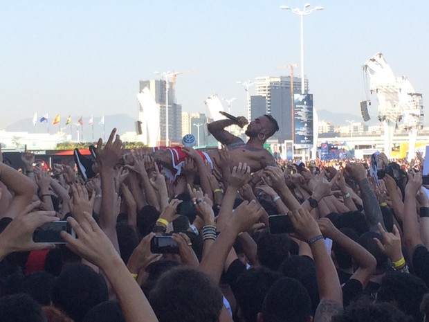 Fábio Figueiredo, vocalista da banda John Wayne, pula na plateia durante show na abertura do Palco Sunset (Foto: José Raphael Berrêdo)