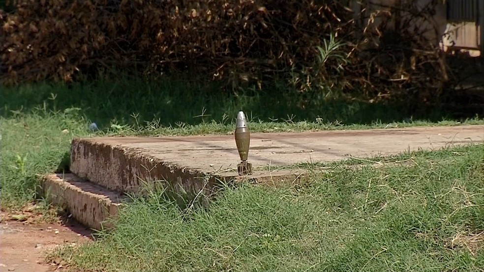 Morteiro foi encontrado em pé na calçada (Foto: Reprodução/TV Morena)
