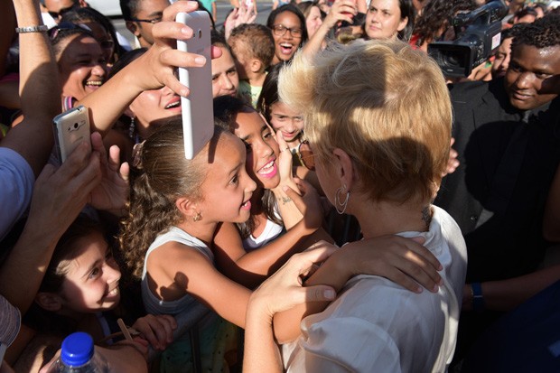 Xuxa com fãs (Foto: Blad Meneghel/ Divulgação) Xuxa com fãs (Foto: Blad Meneghel/ Divulgação)
