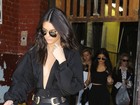 Decotada, Kendall Jenner deixa sessão de fotos com Kylie Jenner