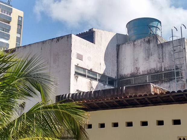 Arrombamento na agência bancária em Olinda foi nos fundos do prédio (Foto: Everaldo Silva / TV Globo)