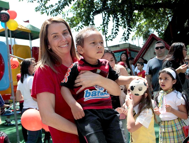 Patrícia Amorim com criança no parquinho Flamengo (Foto: Alexandre Vidal / Fla Imagem)