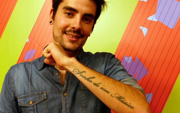 Leo Wicthoff mostra frase tatuada no antebraço esquerdo: 'Sonho de um Músico' (Foto: Divulgação/RPC)