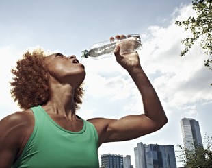 Mulher bebendo água hidratação euatleta (Foto: Getty Images)