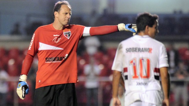 Rogério Ceni e Jadson durante jogo contra a Ponte Preta (Foto: Dorival Rosa/VIPCOMM)