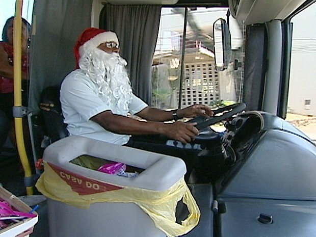 Rubens é motorista há 31 anos e se caracteriza em época natalina no Espírito Santo. (Foto: Reprodução/TV Gazeta)