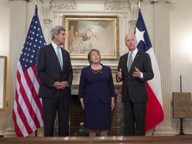 Bachelet em meio ao vice-presidente dos EUA, Joe Biden (direita) e o secretário de Estado americano, John Kerry, antes do almoço em Washington (Foto: Saul Loeb/AFP)