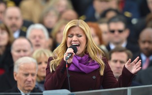Kelly Clarkson canta na posse de Obama (Foto: Jewel Samad / AFP / Agência)