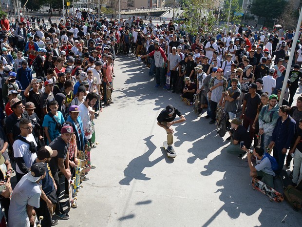 Esqueitistas comemoram o Go Skate Day na manha deste domingo, na Avenida Paulista, em frente ao Masp (Foto: Marco Ambrosio/Framephoto/Estadão Conteúdo)