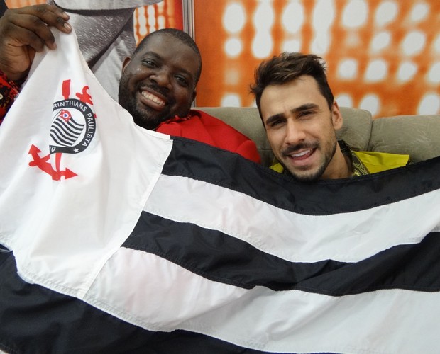 Péricles e Julio Rocha com a bandeira do Corinthians (Foto: Domingão do Faustão/TV Globo)