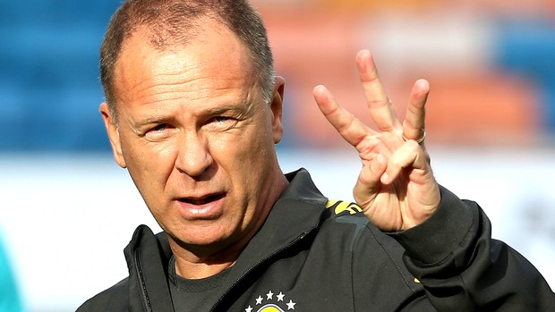Mano Menezes no treino da Seleção Brasileira (Foto: Mowa Press)