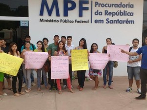 Estudantes em manifestação em frente ao MPF (Foto: Arquivo Pessoal/Rodrigo Sousa)