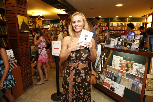Carolina Dieckmann no lançamento do livro de Maria Ribeiro  (Foto: Felipe Assumpção / Agnews)