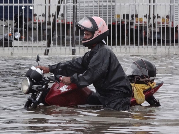 Motociclista trafega com água na altura da cintura (Foto: Luna Markman / G1)