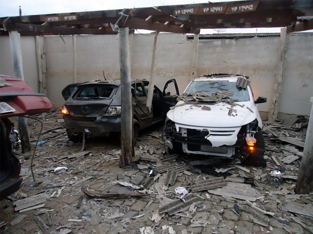 Bananas de dinamite destruíram carros no Quartel da PM. (Foto: Jônatas Elias de Sousa / VC no G1)