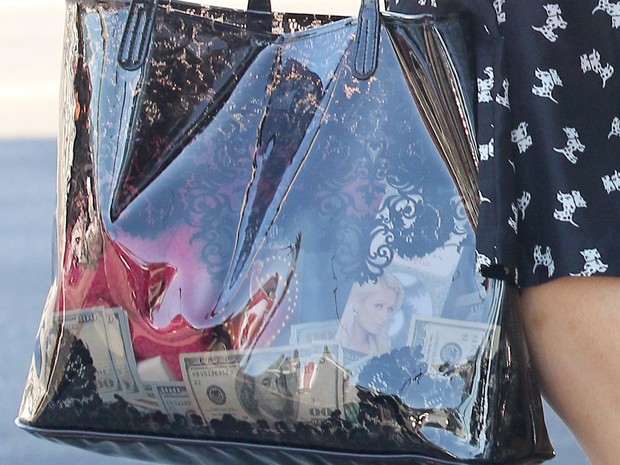 X17- Detalhe da bolsa de Paris Hilton (Foto: X17online/ Agência)