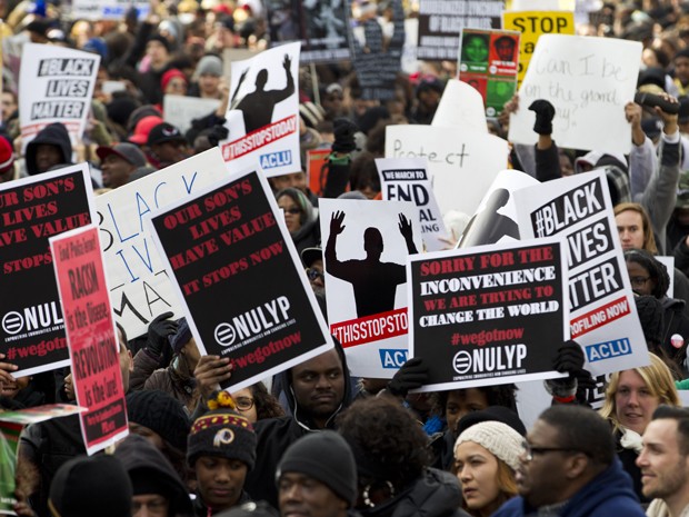  Manifestantes caminham pela Pennsylvania Avenue, perto do Capitólio, em Washington, no sábado (13), para protestar contra a violência policial contra os negros nos EUA (Foto: AP Photo/Jose Luis Magana)