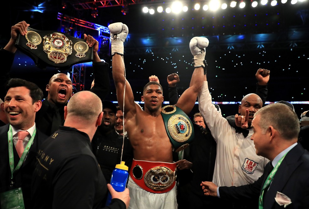Anthony Joshua manteve um cinturão e conquistou outro após vencer Wladimir Kiltschko (Foto: Getty Images)