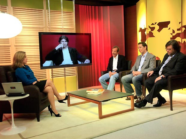 Leila Sterenberg recebe os correspondentes convidados no primeiro dos quatro programas do 'Clube dos Correspondentes' (Foto: Rafael França/TV Globo)