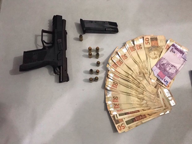 G1 - Dupla é presa com arma, munições e dinheiro em Guarujá, SP ...