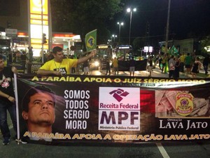 João Pessoa teve manifestação pedindo a renúncia da presidente Dilma (Foto: Walter Paparazzo/G1)