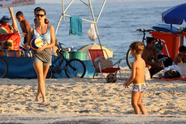 Fernanda Lima com o filho na praia (Foto: J.Humberto/AgNews)
