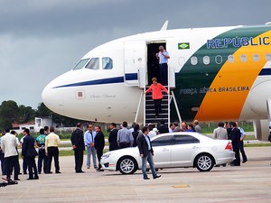 Autoridades foram até o aeroporto Castro Pinto para receber a presidente (Foto: Walter Paparazzo/G1)