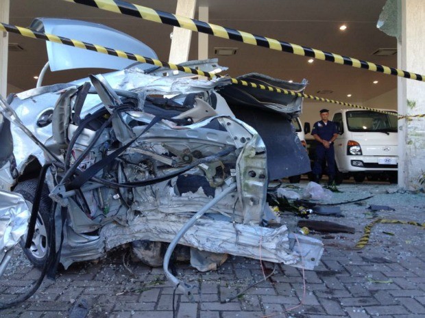 Concessionária foi atingida por veículo na madrugada deste sábado (27). (Foto: Bruno Fontes/TV Globo)