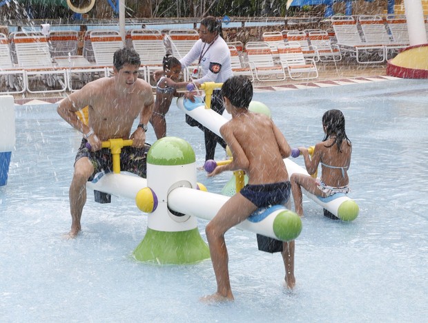 Marcio Garcia e familia no Beach Park em Fortaleza (Foto: Felipe Panfili, Felipe Assumpção e Wallace Barbosa/AgNews)