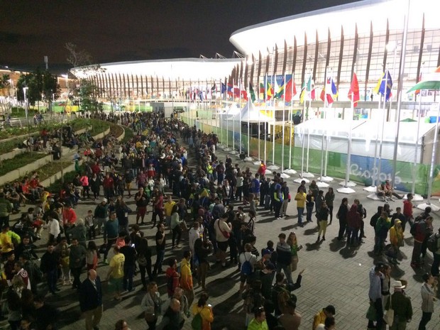 Público ao lado de fora da Arena Carioca 1, à espera de liberação para jogo de basquete (Foto: Matheus Rodrigues/G1)