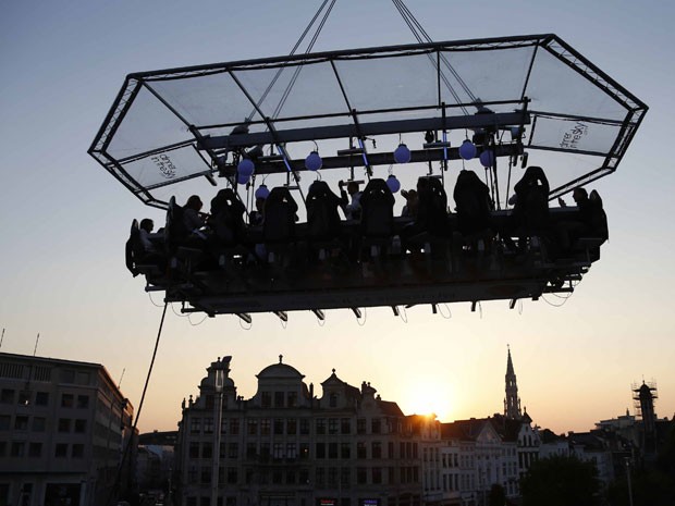 Plataforma do Dinner in the sky é suspensa em Bruxelas (Foto: François Lenoir/Reuters)