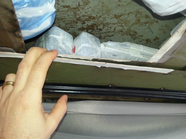 Produtos estavam escondidos em um fundo falso no teto do veículo com placas de Medianiera, no oeste do Paraná (Foto: RF / Divulgação)