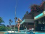 Íris Stefanelli exibe curvas em cima de barquinho em piscina: 'Aproveitando'