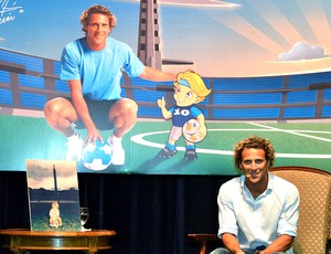 Diego Forlán durante a apresentação de sua linha de produtos infantil (Foto: EFE)