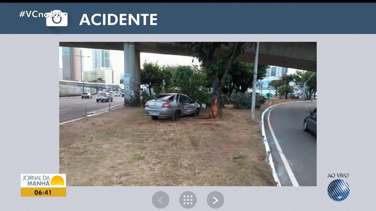 Motorista perde controle de veículo invade canteiro e bate em árvore