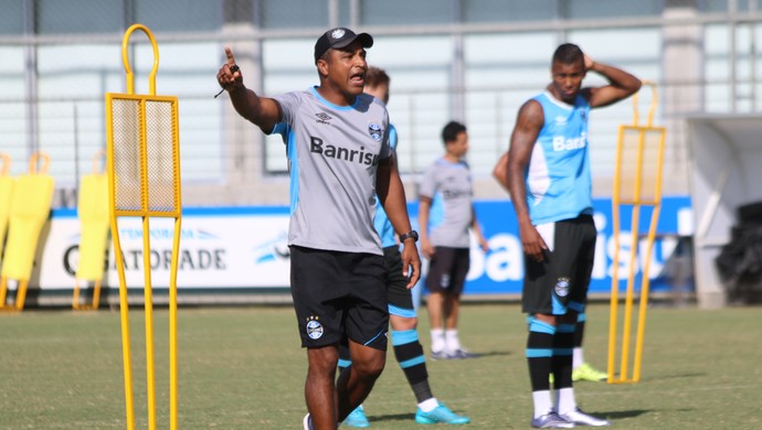 Roger comanda treino do Grêmio no CT Luiz Carvalho (Foto: Diego Guichard) Roger comanda treino do Grêmio no CT Luiz Carvalho (Foto: Diego Guichard)