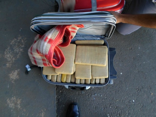 Droga estava escondida em malas e envolvidas em cobertores. (Foto: Divulgação / Polícia Rodoviária de Avaré) Droga estava escondida em malas e envolvidas em cobertores. (Foto: Divulgação / Polícia Rodoviária de Avaré)