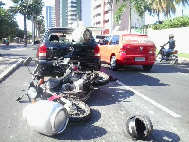 Entregador de gás colidiu com carro e botijão ficou pendurado em veículo (Foto: Catarina Costa/G1)