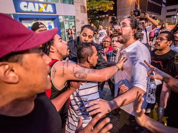 Manifestantes pró e contra Haddad batem boca, após MBL instalar boneco do prefeito na Avenida Paulista (Foto: Cris Faga/Fox Press Photo/Estadão Conteúdo)