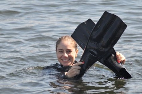 (Foto: Juliana Baroni faz sua primeira aula de mergulho para viver a personagem Teresa, na nova novela das 22h de Gisele Joras na Record/ Foto:Munir Chatack / Record)