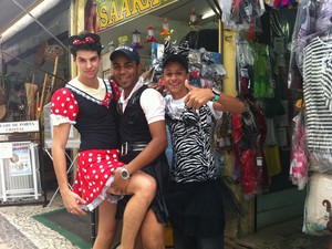 Os vendedores Matheus, Flávio e Luis Mario vestidos de Minnie, felina e policial (Foto: Aline Pollilo/G1)